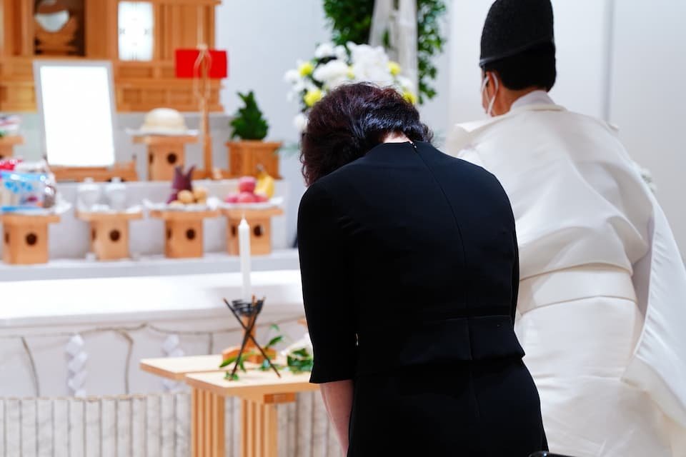 神道の葬儀（神式葬儀・神葬祭）とは？ 〜葬儀の流れ、服装やマナー、仏式との違いを解説〜
