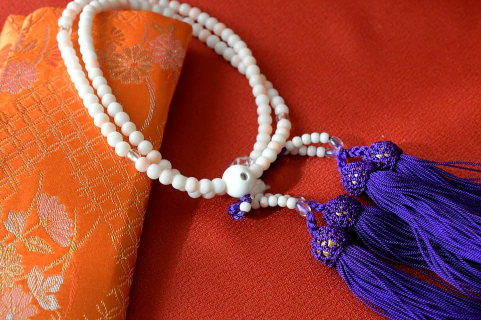 葬儀に必須の「数珠」知識|宗派別の違いやマナー、お手入れ・保管方法、修理から処分方法まで完全解説 葬儀に必須の「数珠」知識|宗派別の違いやマナー、お手入れ・保管方法、修理から処分方法まで完全解説
